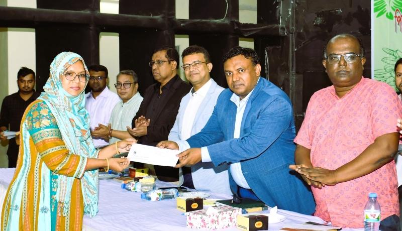 নোবিপ্রবিতে পিএইচডি ফেলোশিপের চেক প্রদান